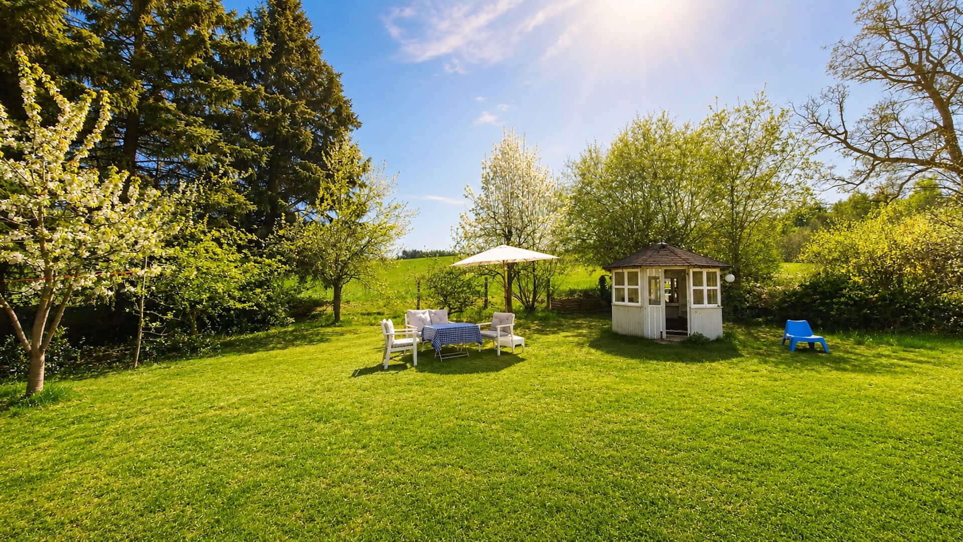 Tisch und Stühle im Garten der Villa Ronja Naugarten